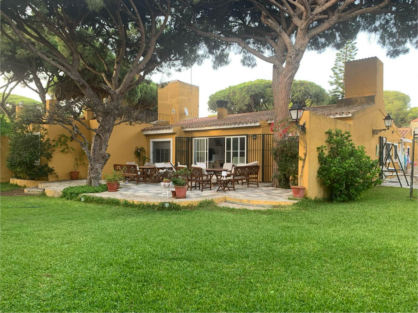 Alquila por horas Amplio chalet de estilo andaluz en la Barrosa