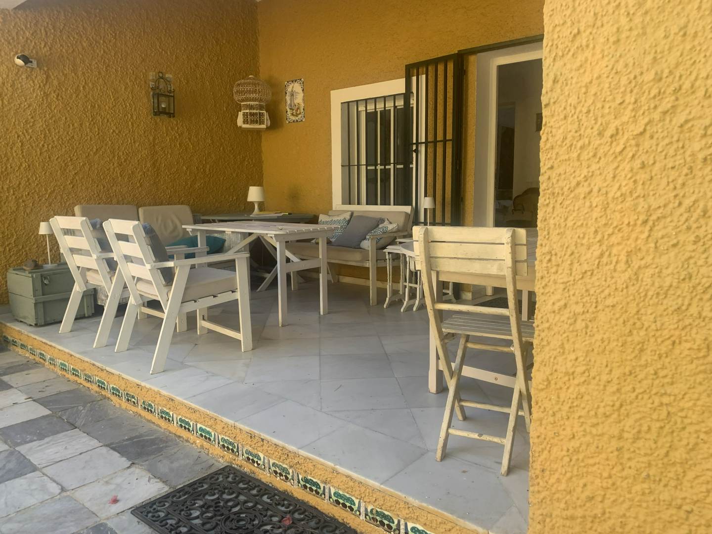 Alquila por horas Amplio chalet de estilo andaluz en la Barrosa