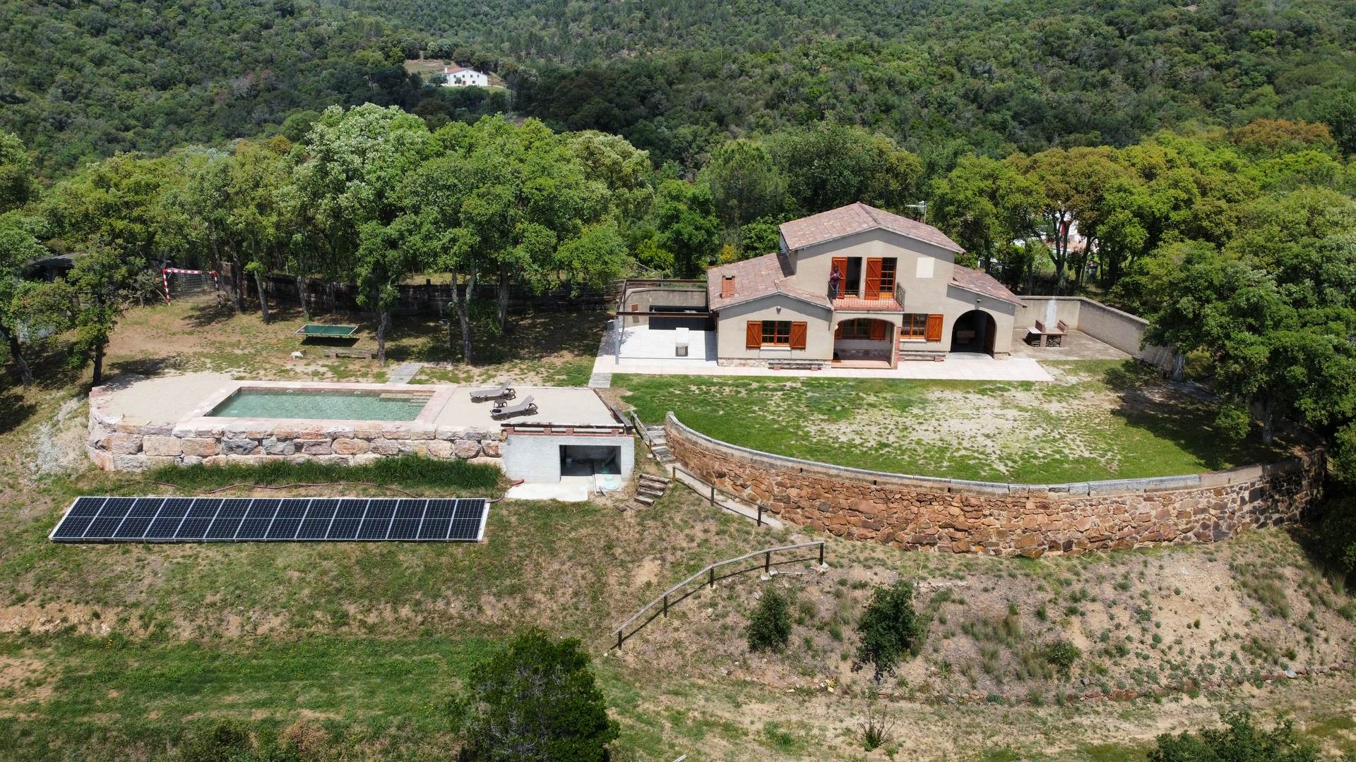 Alquila por horas Preciosa Masia rodeada de naturaleza con piscina