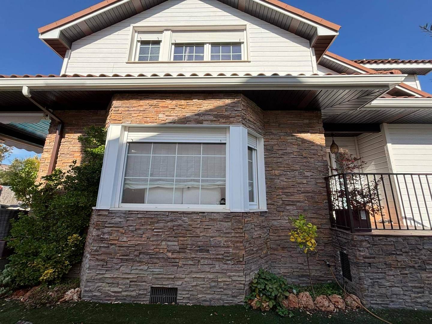 Alquila por horas Espectacular vivienda unifamiliar, de estilo canadiense contemporáneo.