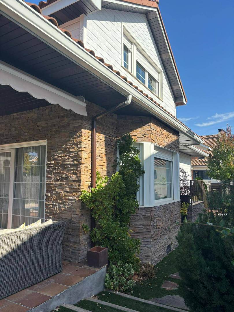 Alquila por horas Espectacular vivienda unifamiliar, de estilo canadiense contemporáneo.