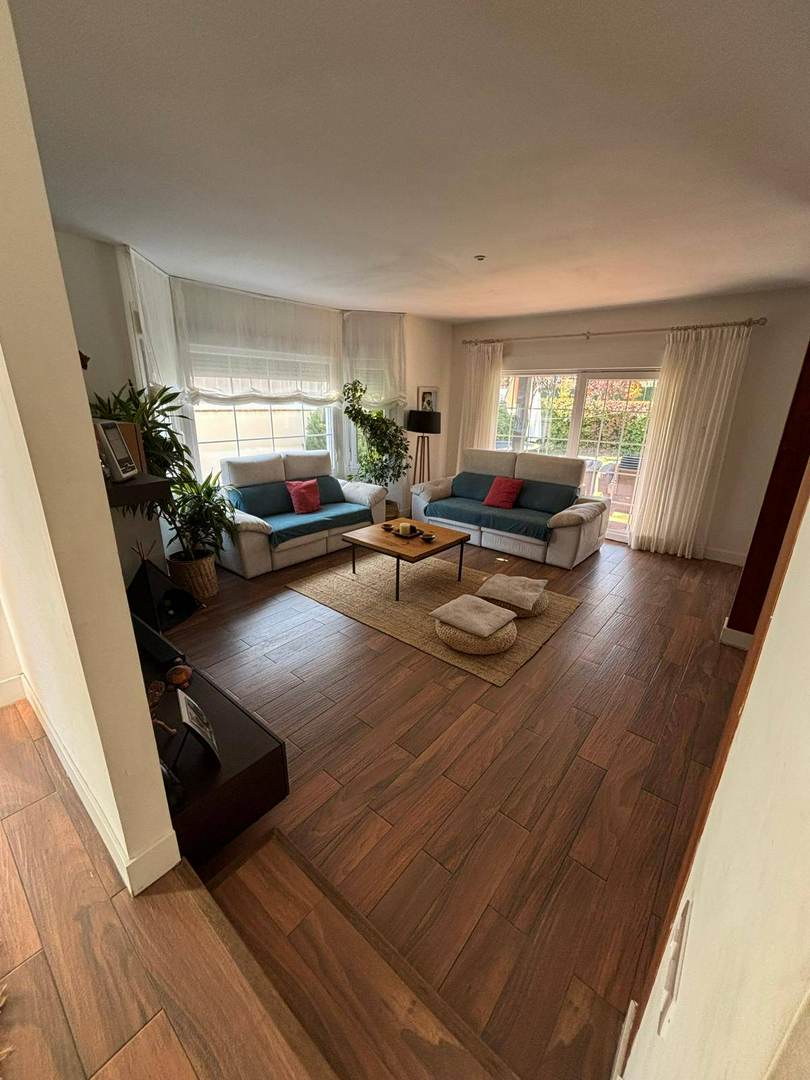 Alquila por horas Espectacular vivienda unifamiliar, de estilo canadiense contemporáneo.