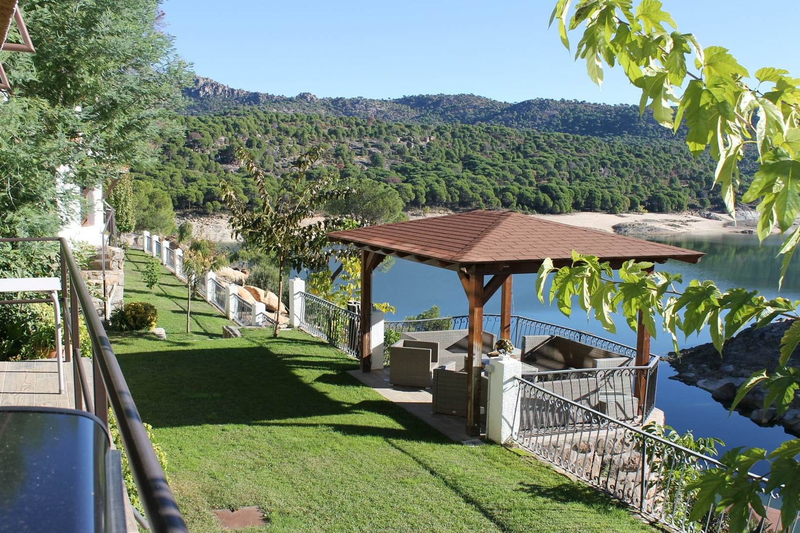 Alquila por horas Hórreo a pie de agua con vistas al Pantano de San Juan
