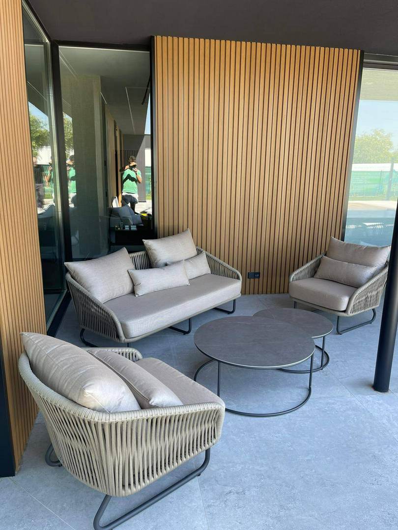 Alquila por horas Chalet independiente una planta de estilo moderno y fachada negra