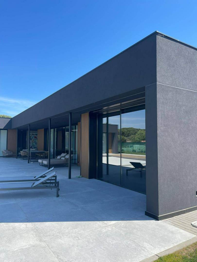 Alquila por horas Chalet independiente una planta de estilo moderno y fachada negra