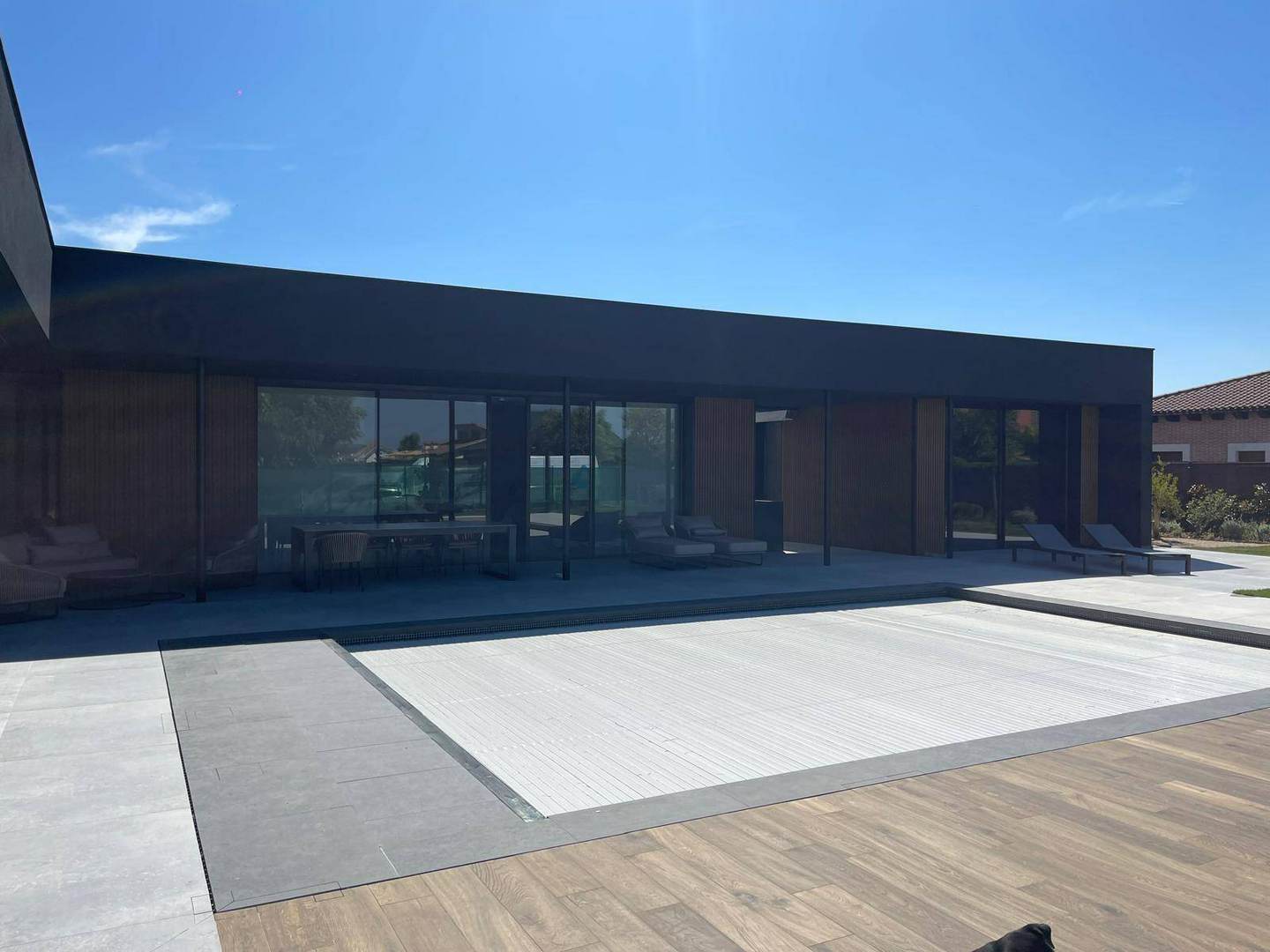 Alquila por horas Chalet independiente una planta de estilo moderno y fachada negra