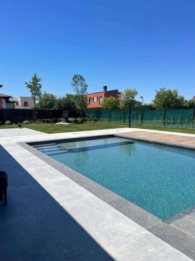 Alquila por horas Chalet independiente una planta de estilo moderno y fachada negra