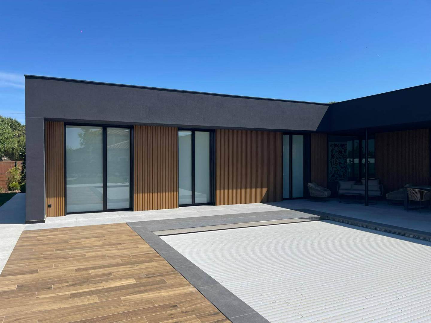 Alquila por horas Chalet independiente una planta de estilo moderno y fachada negra