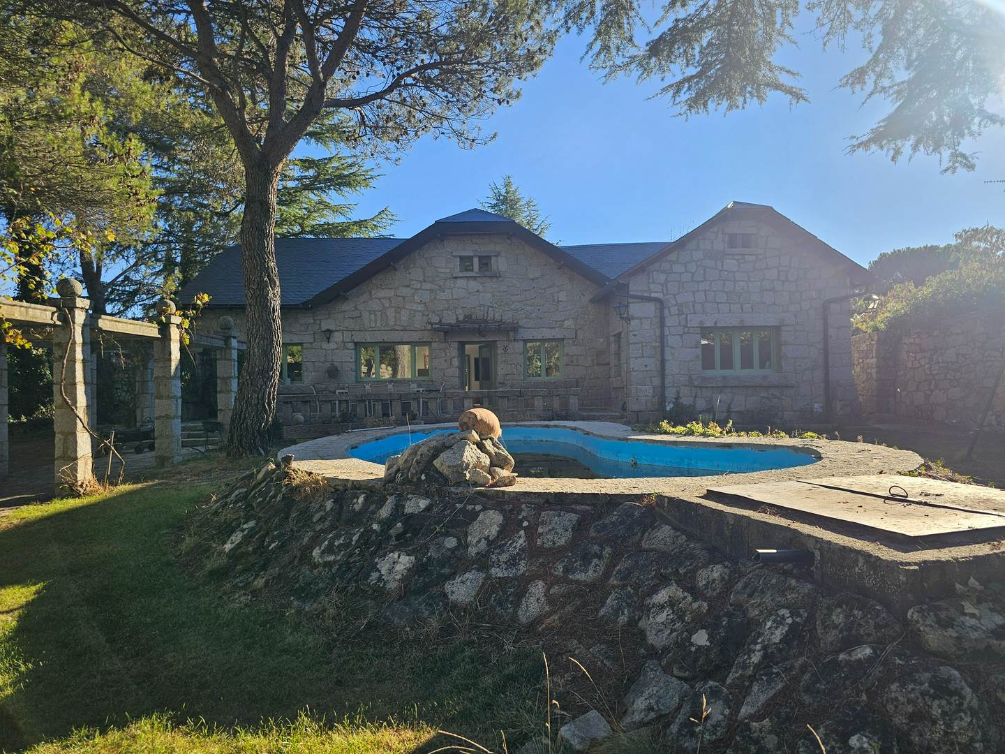 Alquila por horas Chalet independiente de estilo mediterráneo/ piedra con gran jardín