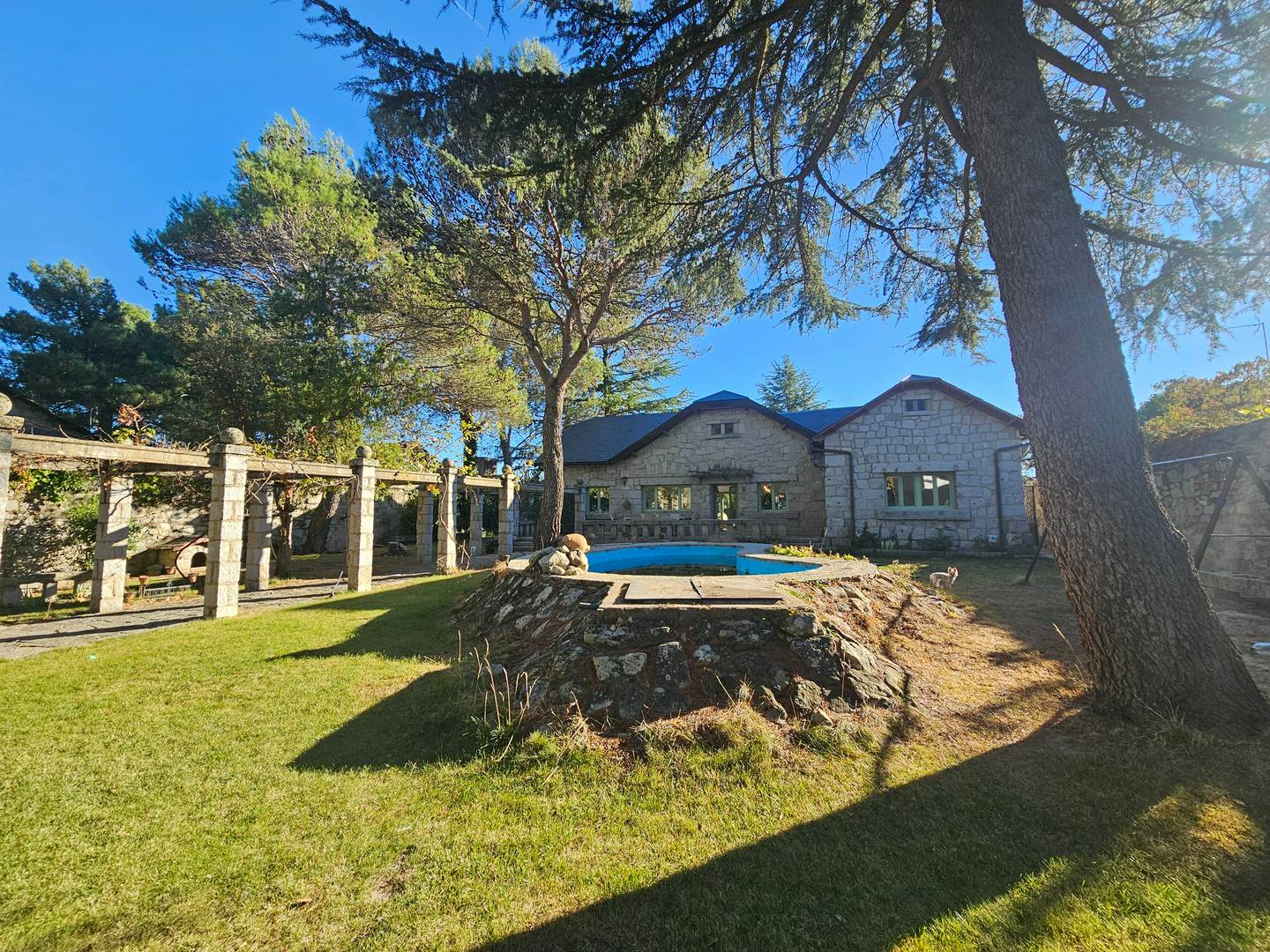 Alquila por horas Chalet independiente de estilo mediterráneo/ piedra con gran jardín