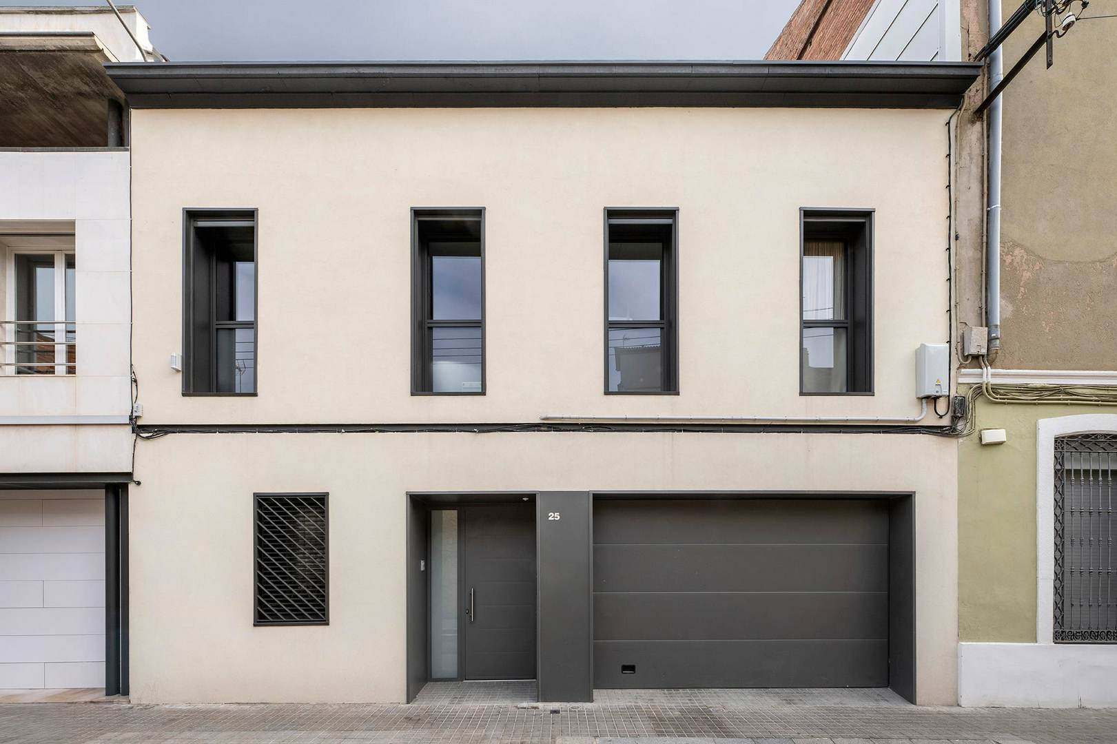 Alquila por horas Casa inglesa de 2 plantas en centro ciudad con jardín/patio y piscina