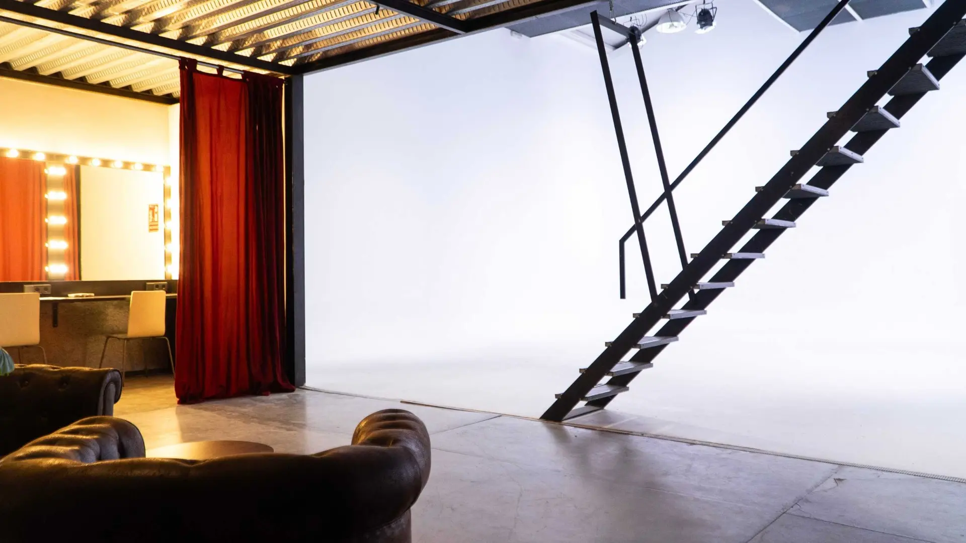 Alquila por horas nave escénica polivalente