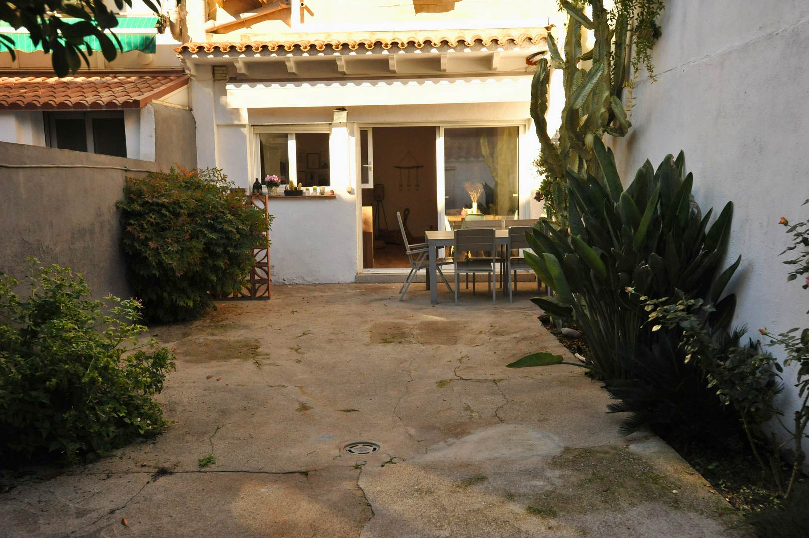 Alquila por horas Bajo espacioso con gran patio en el centro histórico