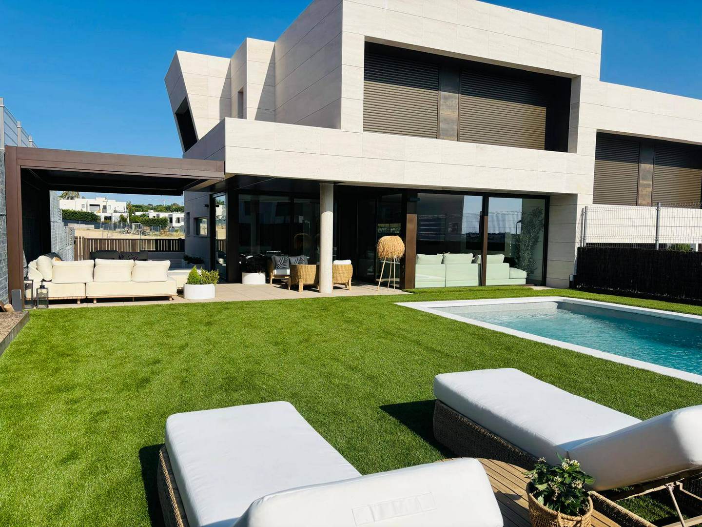 Alquila por horas Chalé moderno con piscina