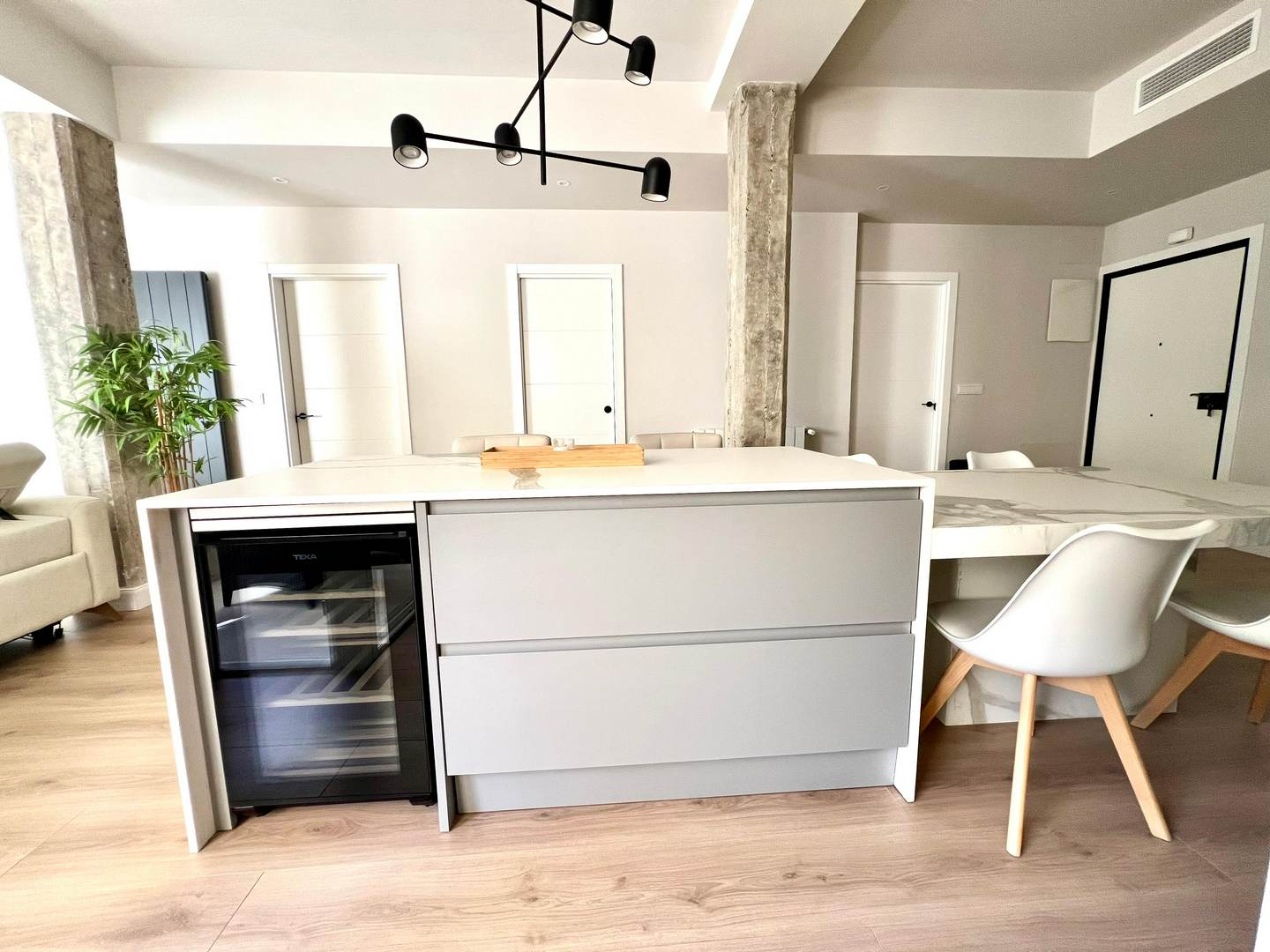 Alquila por horas  Elegante apartamento minimalista de 4 dormitorios con mucha luz