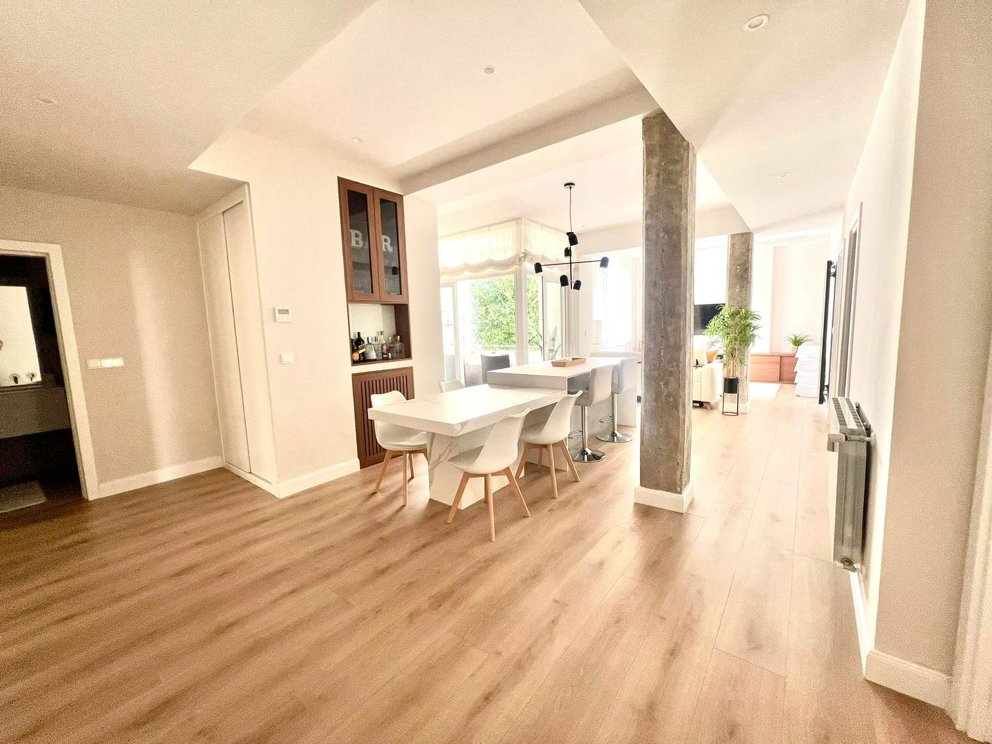 Alquila por horas  Elegante apartamento minimalista de 4 dormitorios con mucha luz