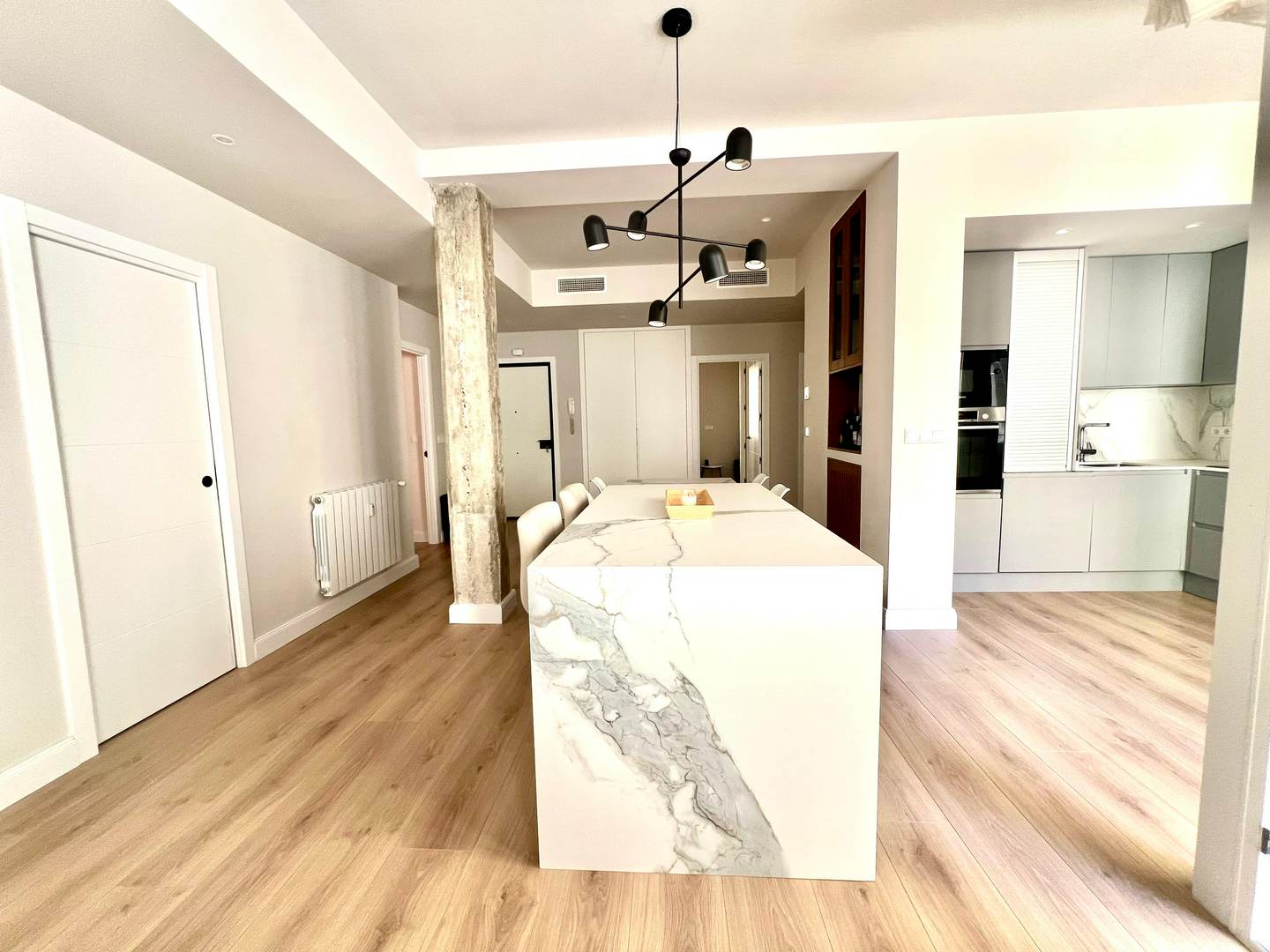 Alquila por horas  Elegante apartamento minimalista de 4 dormitorios con mucha luz