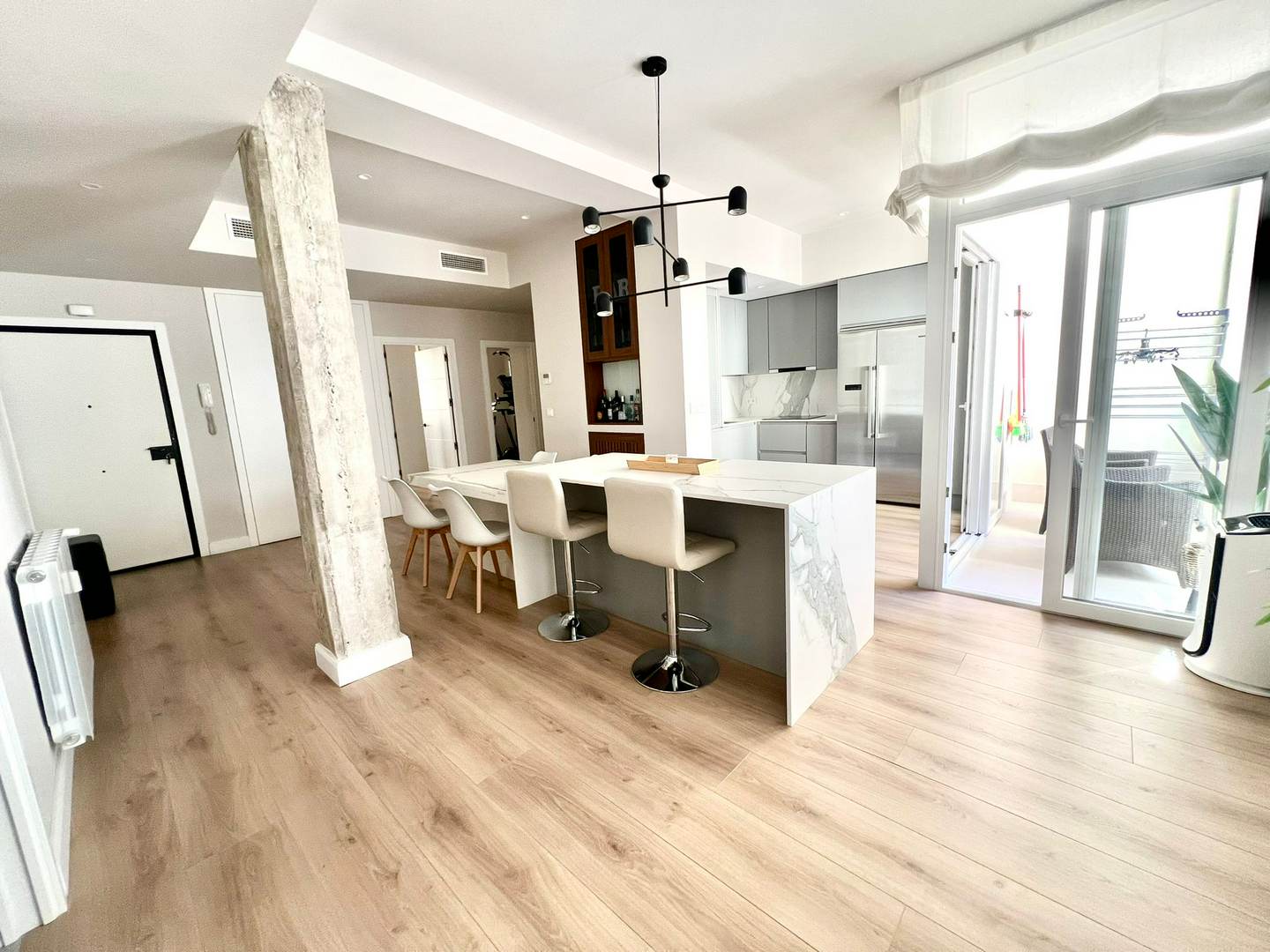 Alquila por horas  Elegante apartamento minimalista de 4 dormitorios con mucha luz