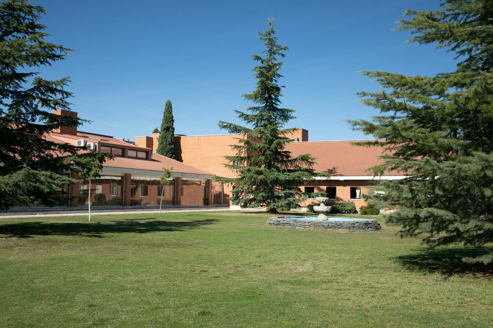 Alquila por horas Salones amplios, jardines y aparcamiento en pozuelo