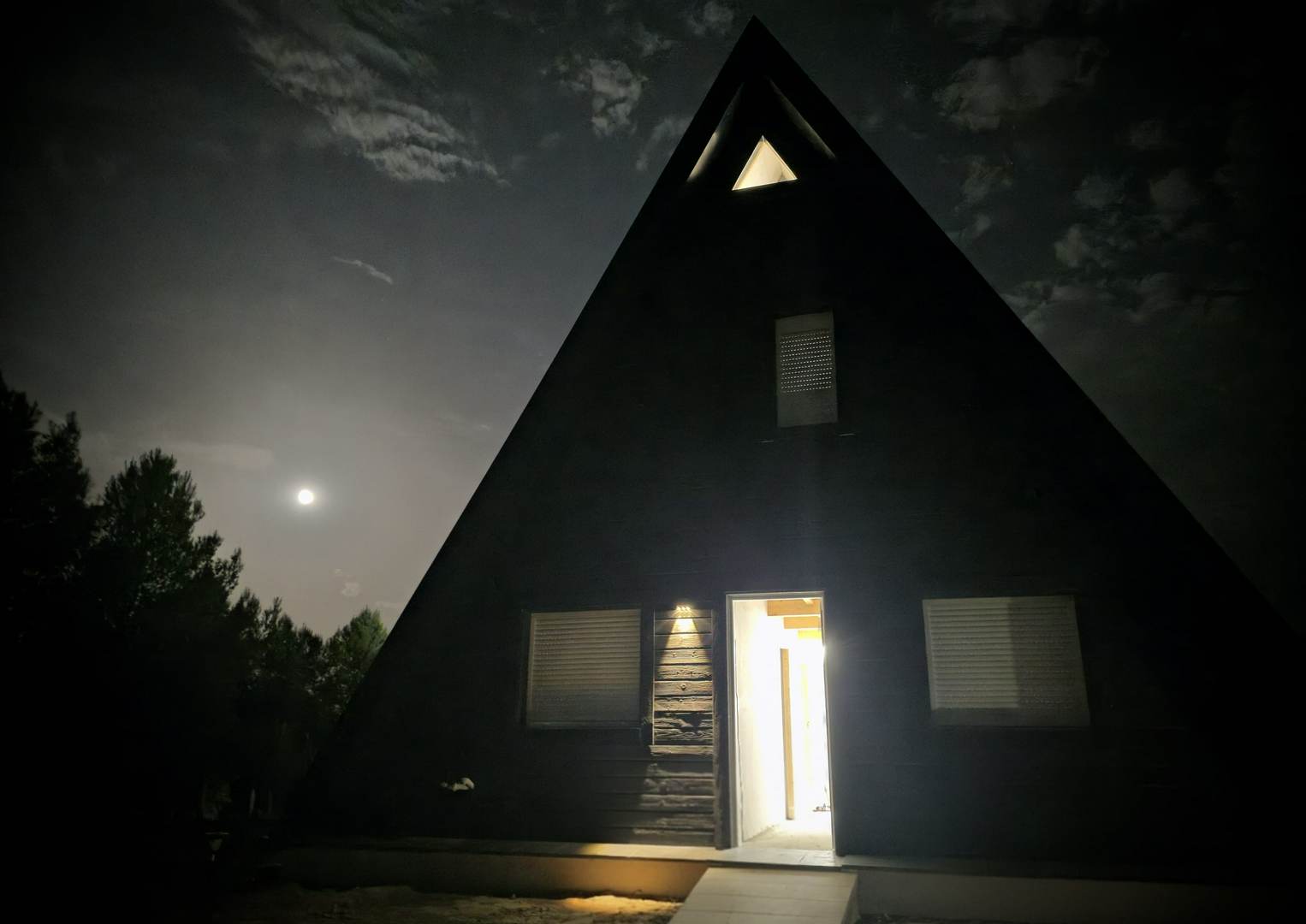 Alquila por horas Casa alpina de madera, aislada, con piscina y gran espacio natural