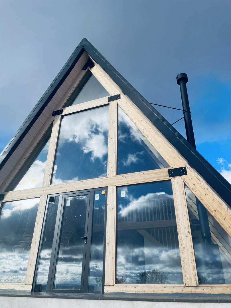 Alquila por horas Casa alpina de madera, aislada, con piscina y gran espacio natural