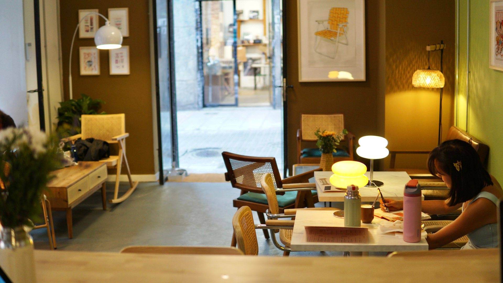 Alquila por horas cafetería de dos plantas