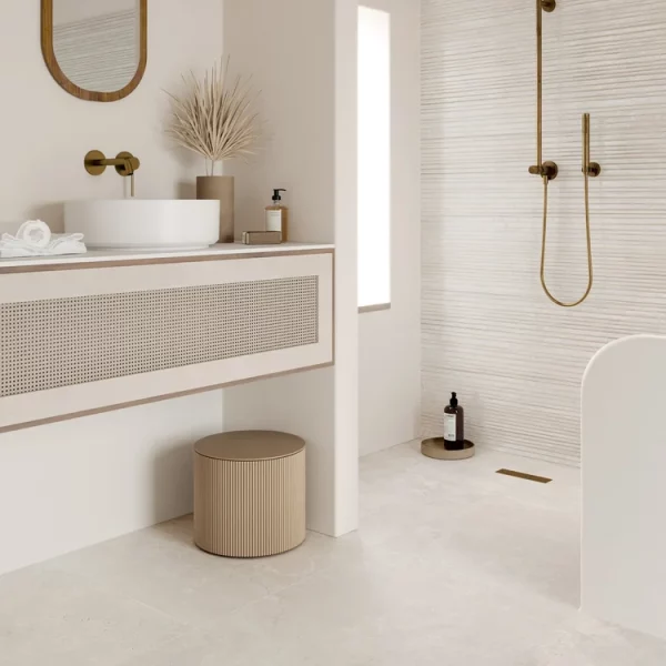 אריח גרניט פורצלן דמוי אבן בגוון אייבורי בגימורי מט ומבריק במידות 120×120 / 120×60 – תוצרת איטליה