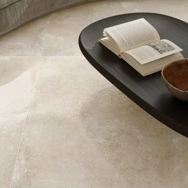 אריח גרניט פורצלן דמוי אבן בגוון בז' בגימורי מט ומבריק במידות 120×120 / 120×60 – תוצרת איטליה