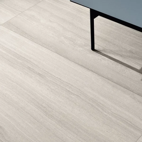 אריח גרניט פורצלן דמוי טרוורטין בגוון אפור בהיר בגימור מט 120×60 – תוצרת איטליה