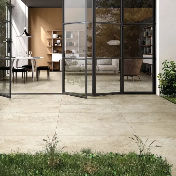 אריח גרניט פורצלן דמוי טרוורטין בגוון בז’ קיים בגימורי מט / מבריק ובמידות 120×120 / 120×60 – תוצרת איטליה