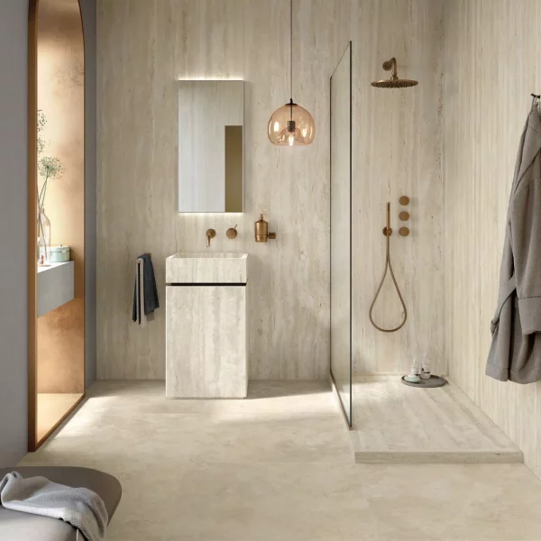 אריח גרניט פורצלן ענק מדוקק (SLAB) דמוי טרוורטין בגוון בז' בהיר מט 278×120 – תוצרת איטליה