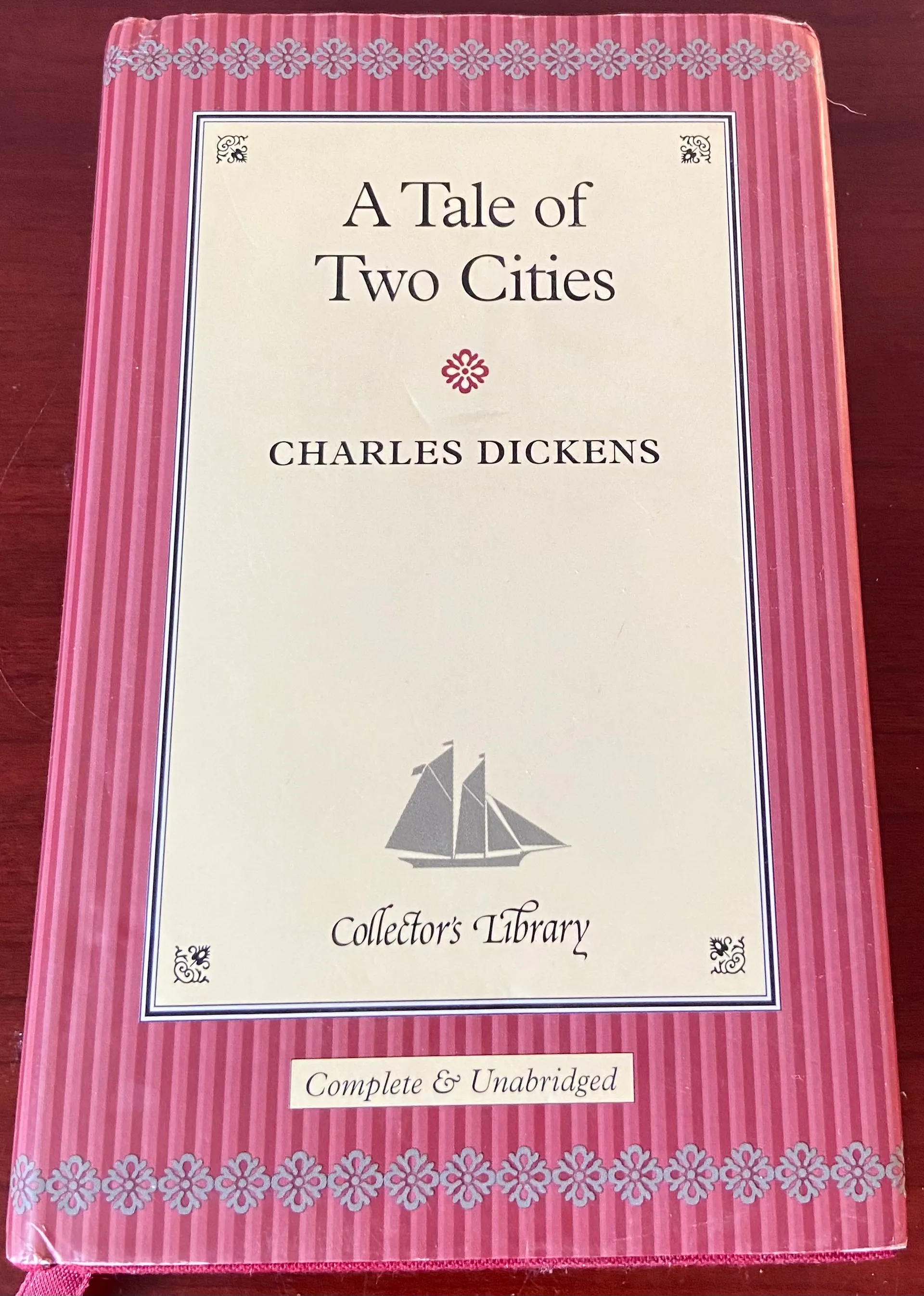 A Tale of Two Cities (Collector's Library)
