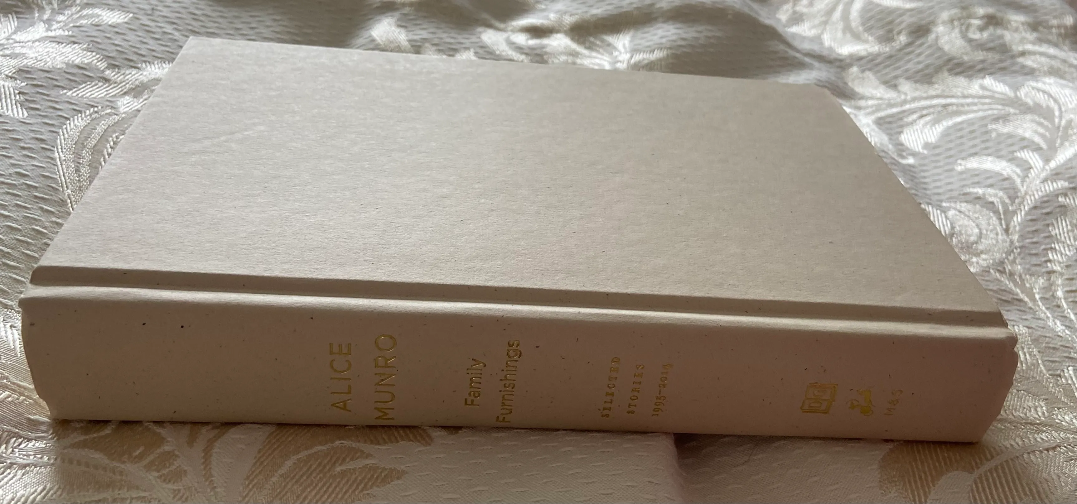 Family Furnishings: Selected Stories, 1995-2014 - Image 2