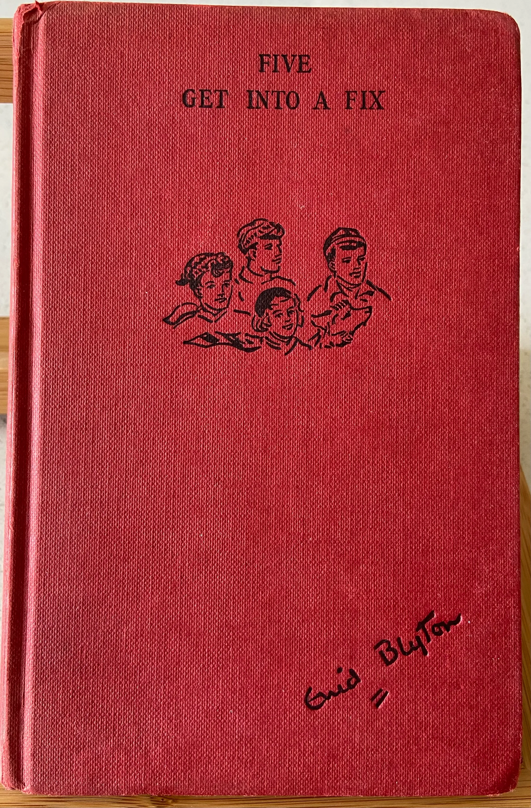 Five Get into a Fix (Famous Five Series)