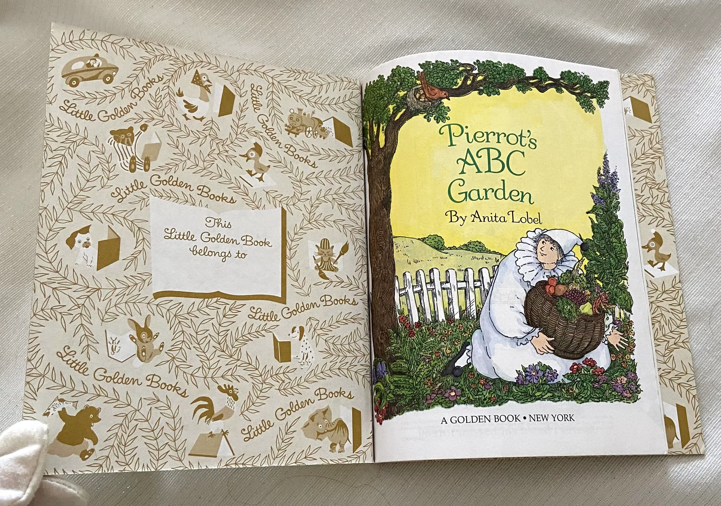 Pierrot's ABC Garden (Little Golden Book) - Image 3