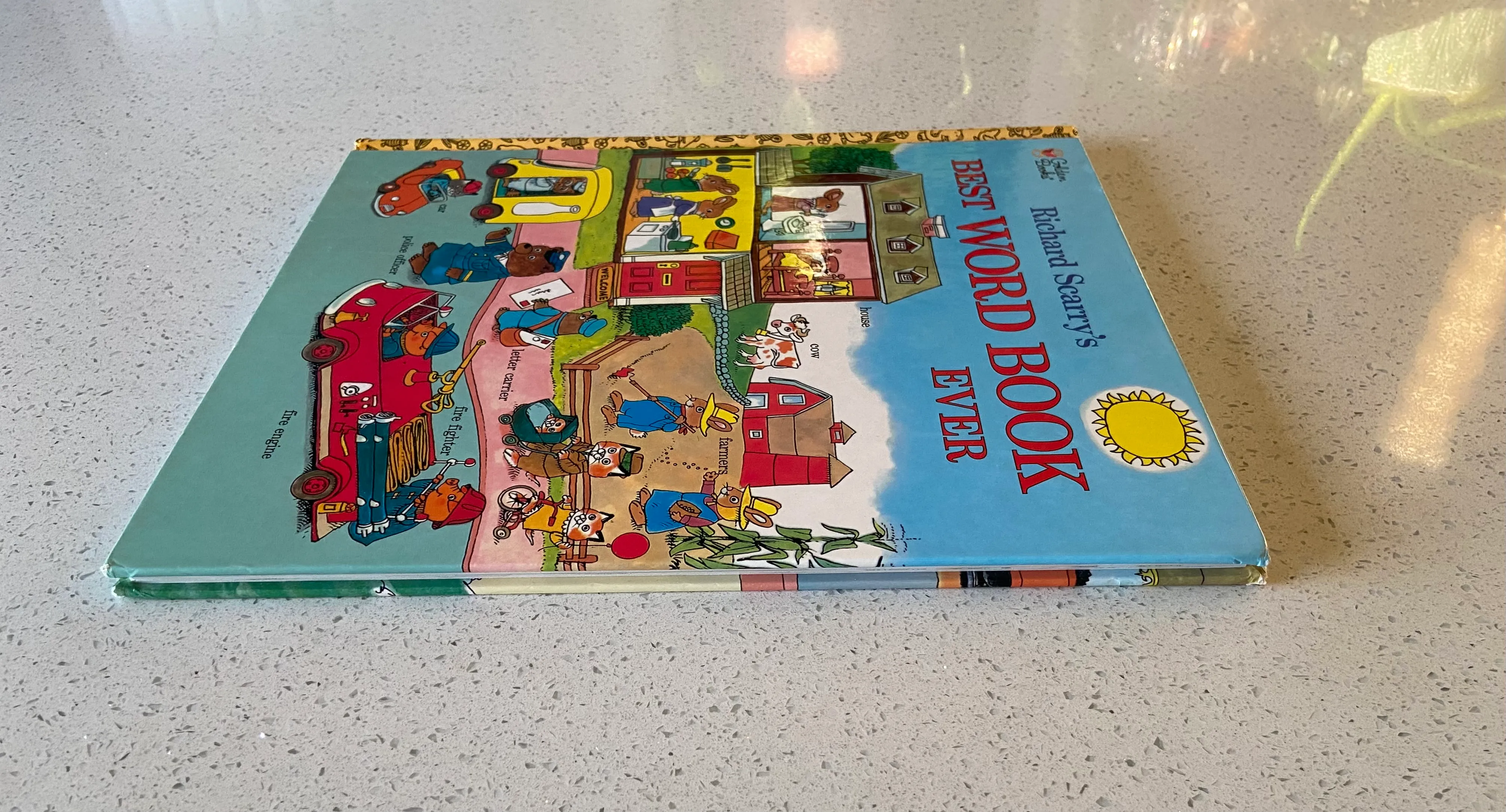 Richard Scarry's Best Word Book Ever (Giant Golden Book) - Image 4