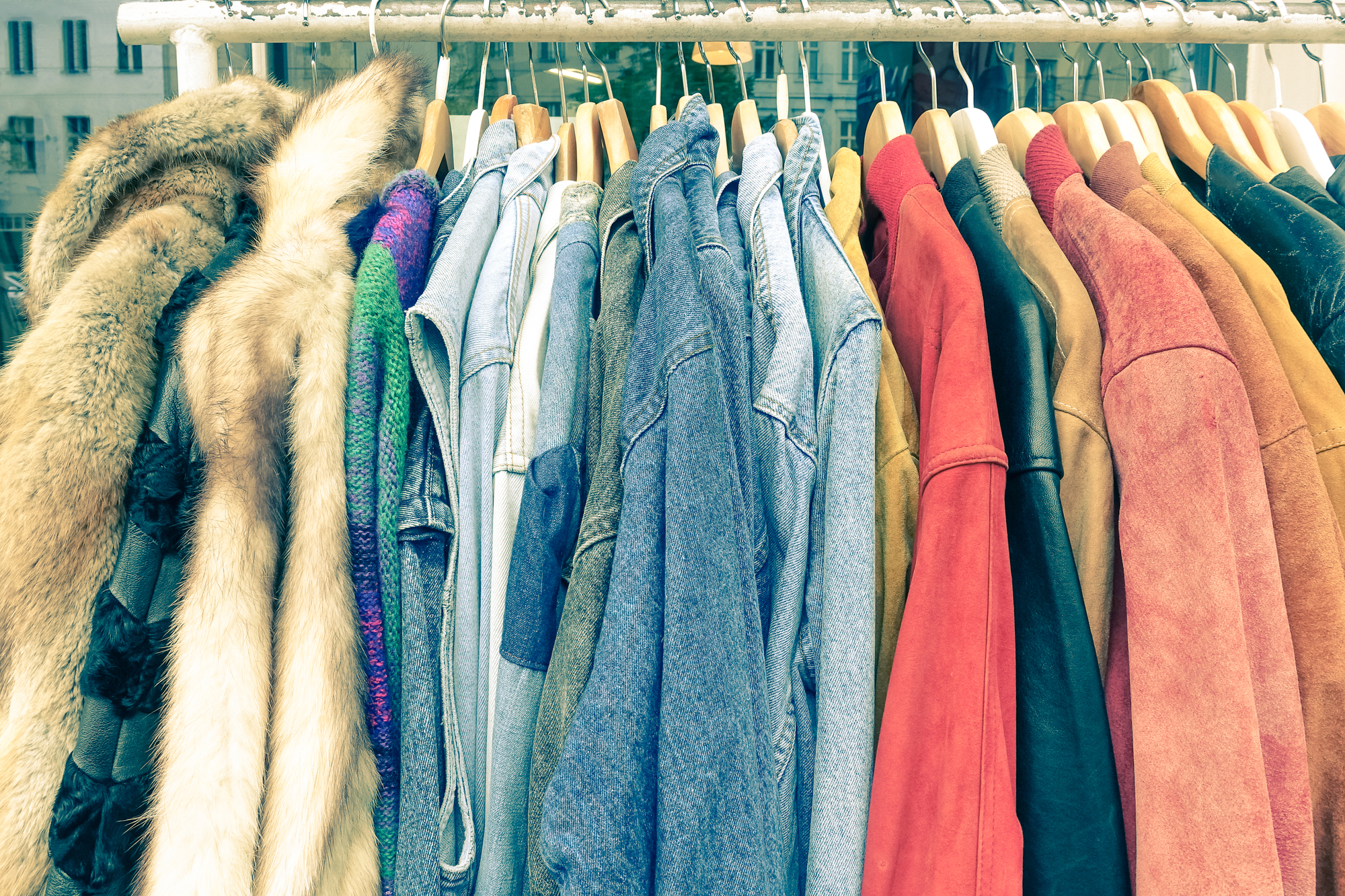 Tøjvaner der en forskel - her kan du aflevere dit brugte tøj | Katoni.dk