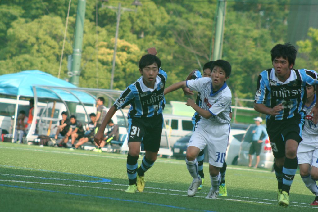 橋本結人選手㊧と内海太瑚選手がゴールを狙う