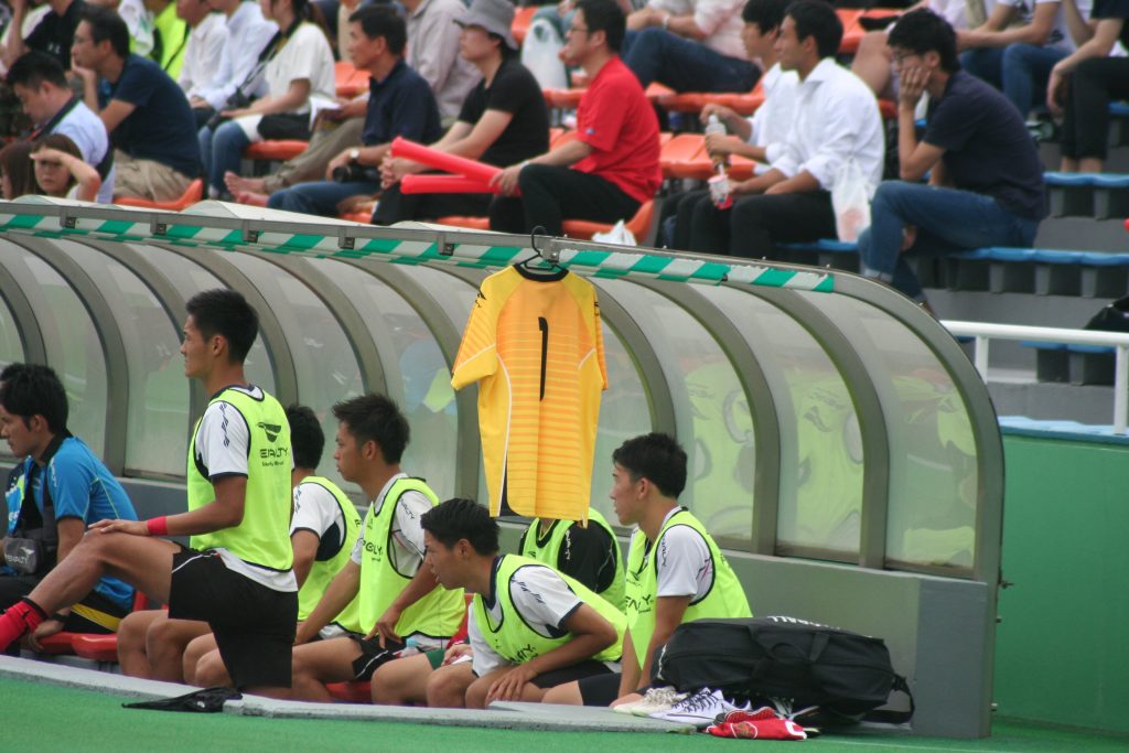 駒澤大のベンチには怪我で長期離脱のキャプテン森建太選手のユニホームが飾られた