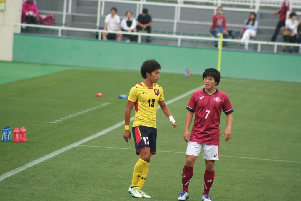 セットプレーのキッカーを務めた早稲田の相馬勇紀選手と昨年は新人賞に選ばれた慶應義塾大の松木駿之介選手㊧