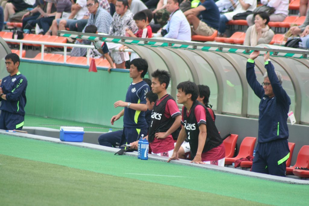 ベンチへ下がって試合を見守る