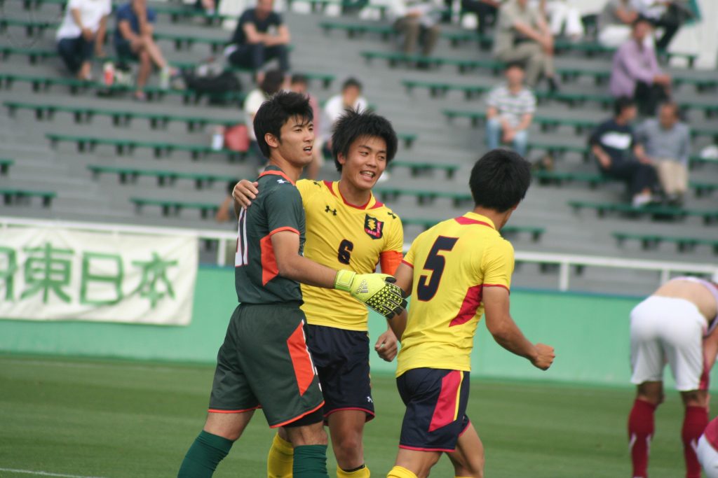 勝利し喜ぶ井上大選手と上田朝都選手ら