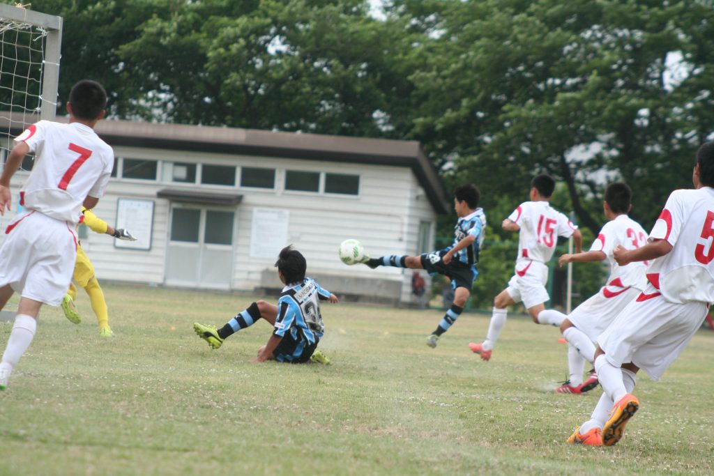 鈴木大登選手がシュートを放つもこれは決まらず