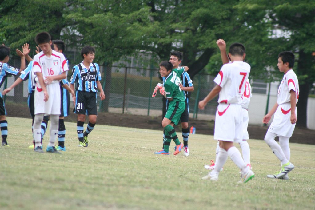 2-1でタイムアップ。決勝ゴールの内海太瑚選手と川合我空選手が喜びを分かち合う