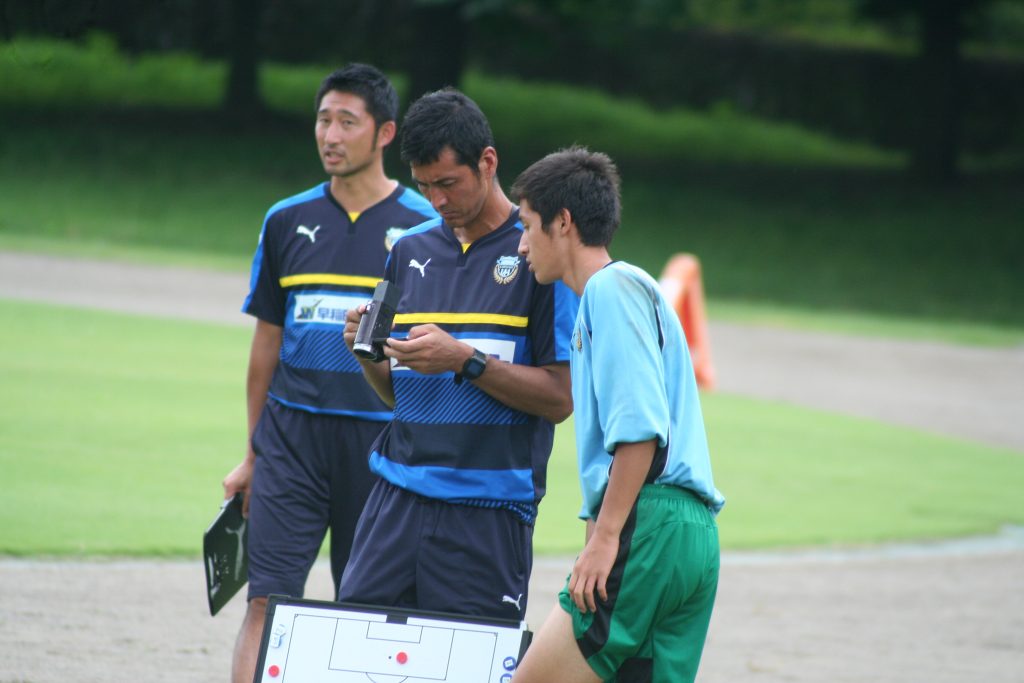 寺田周平監督、鈴木洋平GKコーチ、この日は裏方としてチームを支えたGK安福祐一選手