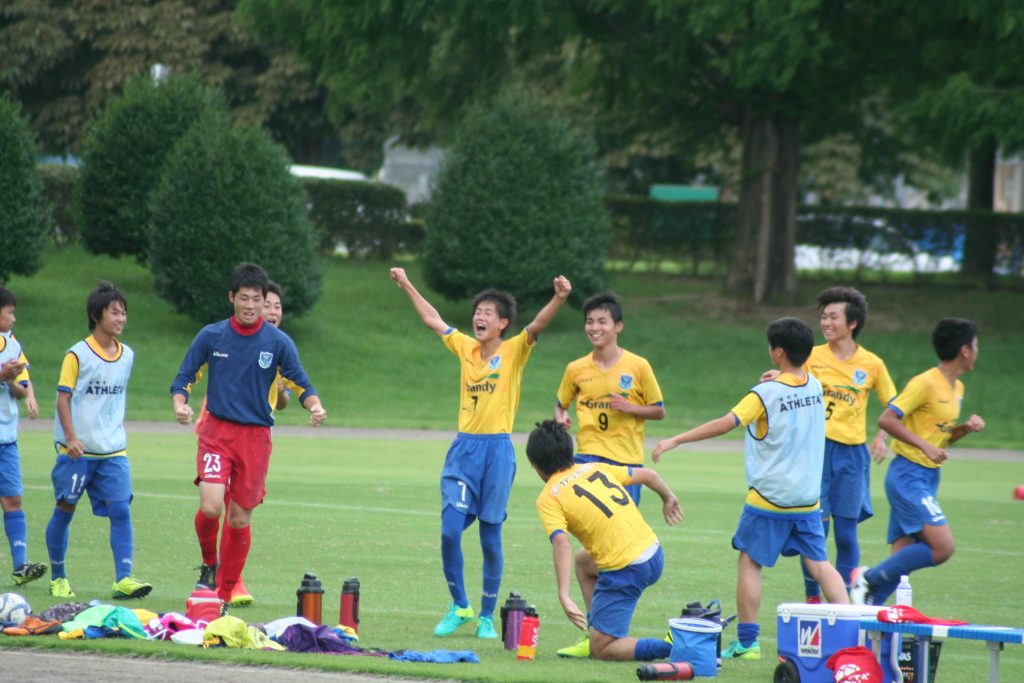 喜ぶ栃木SCの選手たち