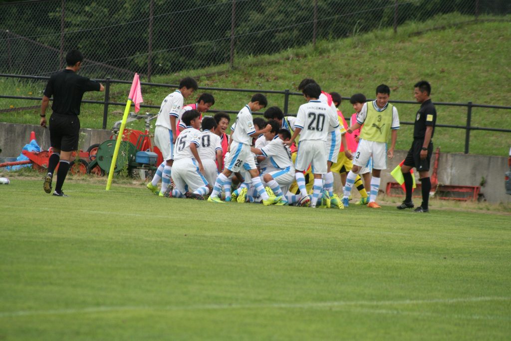 ゴールが決まって山内日向汰選手に折り重なる選手たち