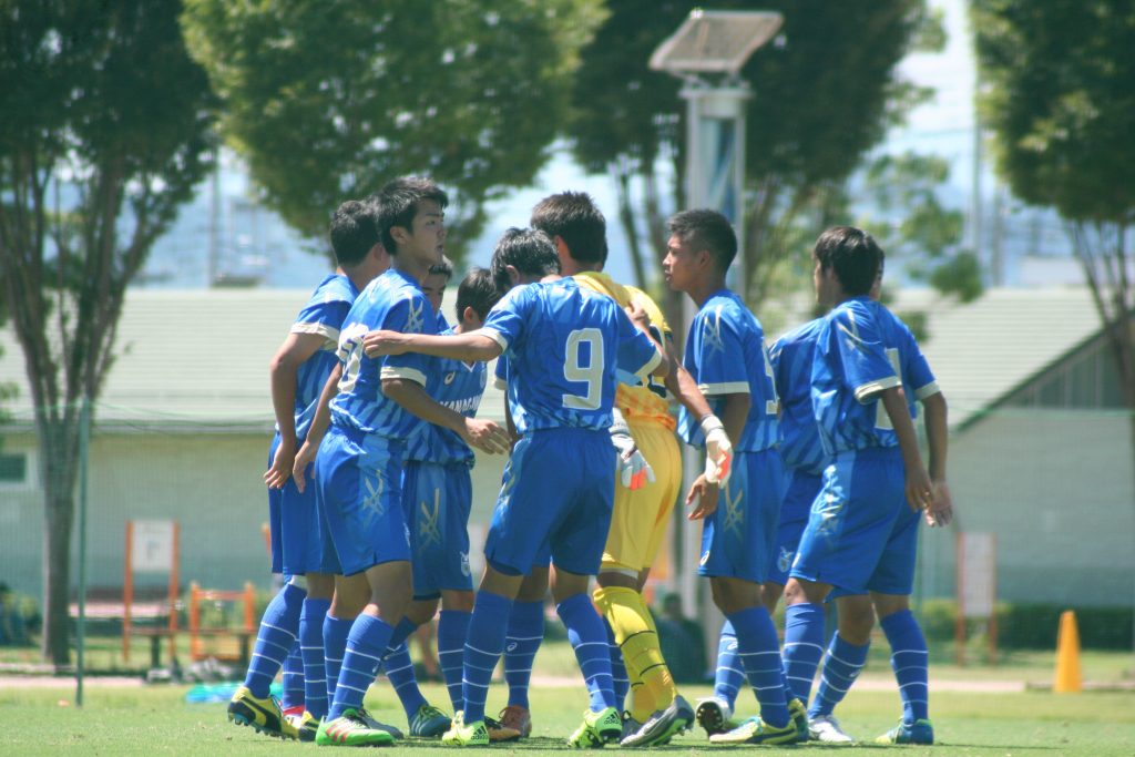 円陣を組む神奈川の選手たち