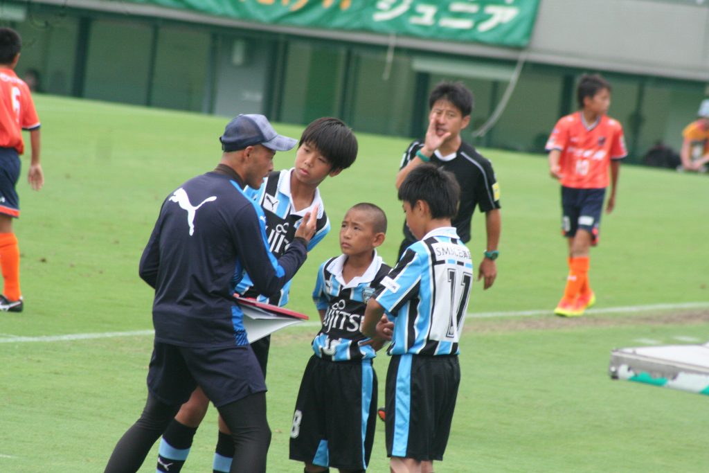 楠田耕太コーチの指示を聞く高井幸大選手、名賀海月選手、山下陽生選手