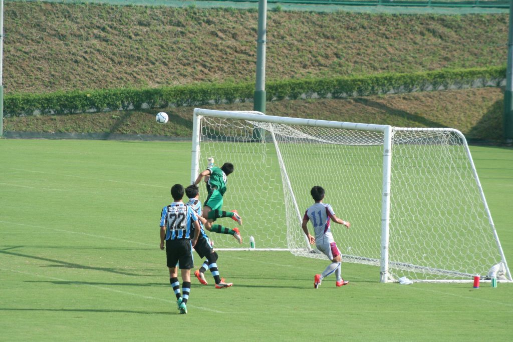 山梨学院高校の降矢涼平選手にシュートを打たれるも早坂勇希選手が好守を見せる